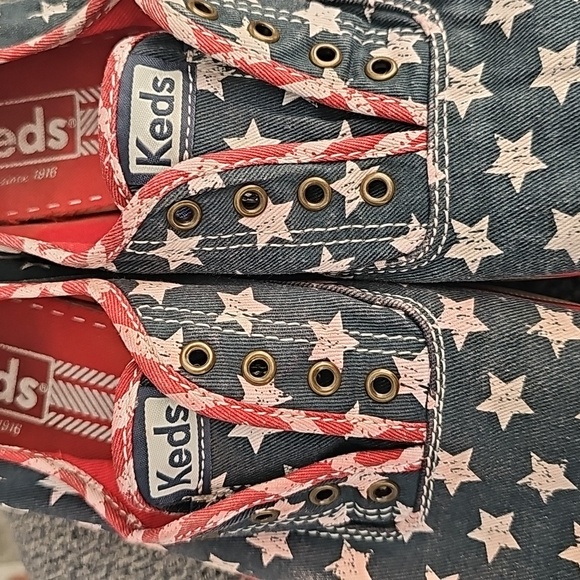 Keds Blue and Red Star-Patterned Size 8.5 - Picture 2 of 7